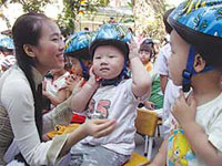 Tháo mũ bảo hiểm đúng cách