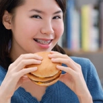 Chế độ ăn giúp giảm bệnh sâu răng và nha chu