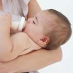 Làm gì khi trẻ bị sặc sữa?