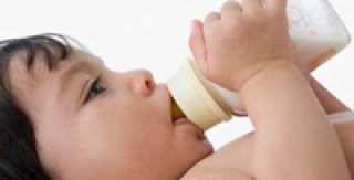 Những nguy cơ đối với bà mẹ và em bé khi nuôi con bằng sữa ngoài 