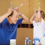 Dạy con đánh răng sáng và tối như... Đức Hải 