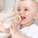 MỘT SỐ LƯU Ý KHI CHO TRẺ BÚ BÌNH
